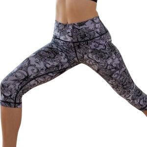 Lululemon Leggings Gray Floral Print Size 4 (21” inseam)